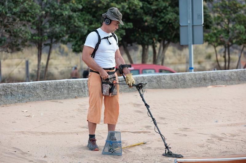 Julio César disfruta de sus vacaciones buscando metales entre la arena de Las Teresitas por segundo año consecutivo