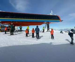 Gran jornada de esquí en Pajares y Fuentes de Invierno a la espera de más nevadas