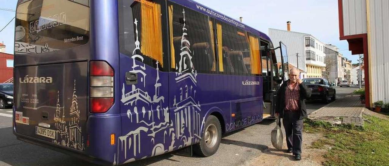 Una de las paradas de la Empresa Lázara, en el casco urbano de Vila de Cruces. // Bernabé/Gutier