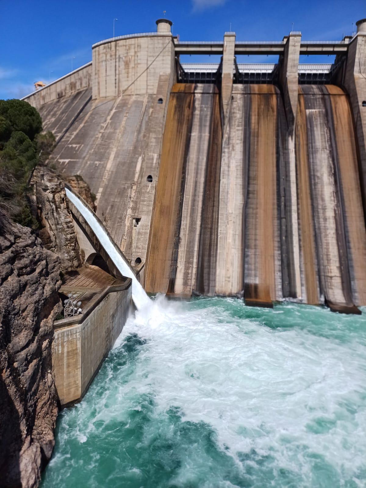 Desembalse de agua en el embalse de El Grado, este fin de semana.