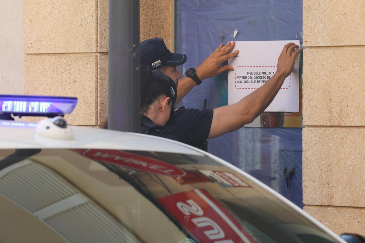 Todas las imágenes del desalojo en el local de Ibiza Todas las imágenes del desalojo en el local de Ibiza