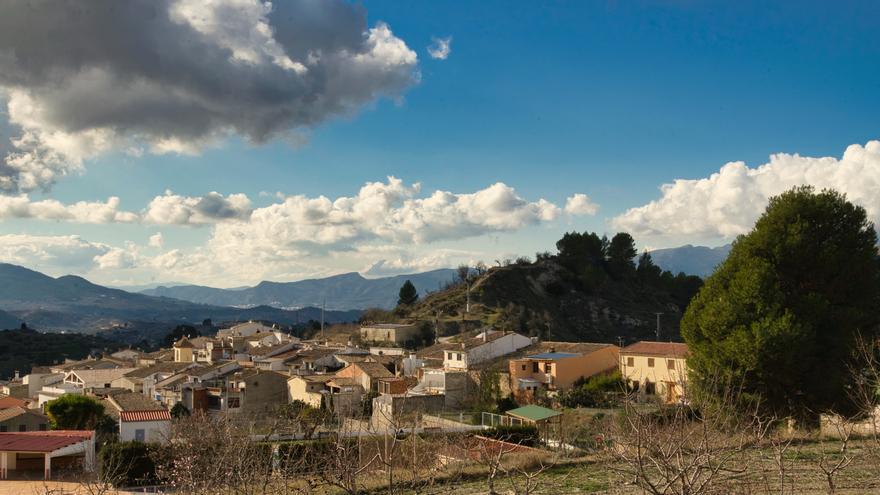 Quatretondeta, al pie de la Serratella