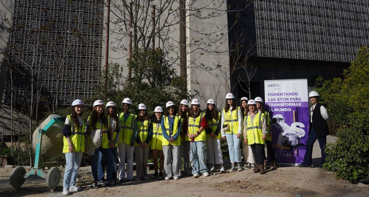 El grupo de alumnas zamoranas del programa STEM Talent Girl de este año, tras visitar las obras del Banco de España. | Jose Luis Fernández