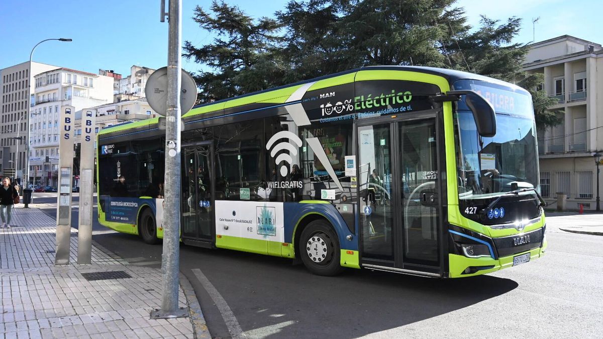 Un autobús urbano en la parada de la plaza de la Libertad, en Badajoz.