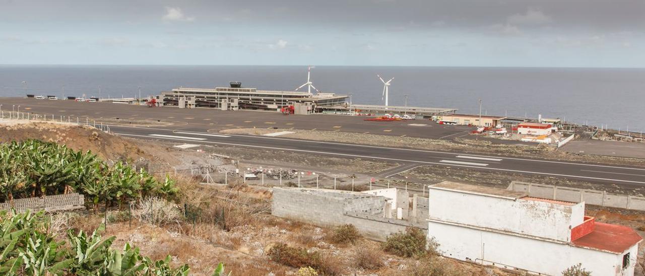 El aeropuerto de La Palma cubierto de cenizas por el volcán.