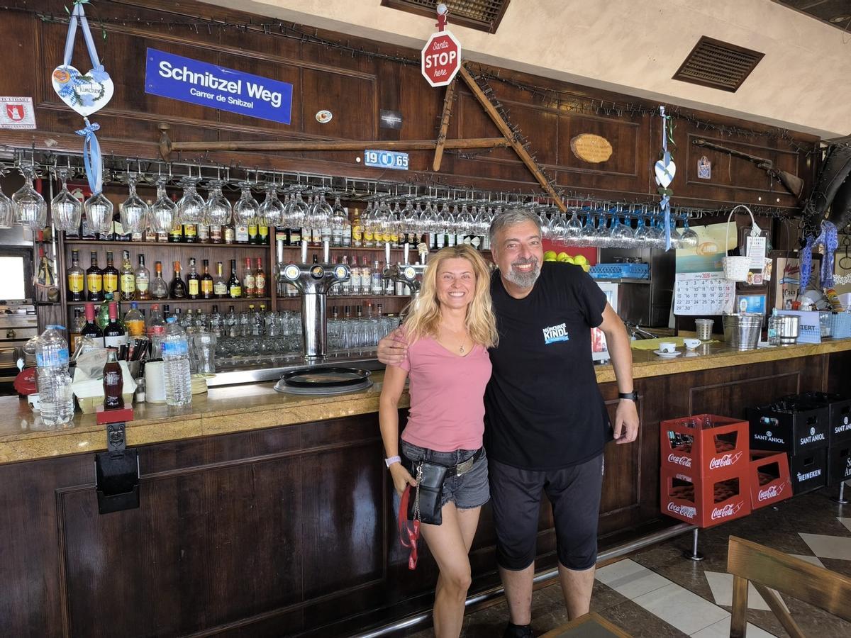 Natalia y Norberto, en el interior del restaurante de Playa de Palma en el que trabajan.