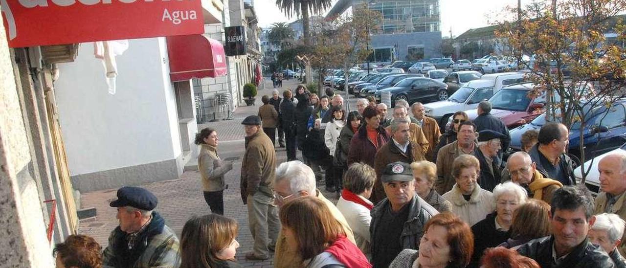 Colas ante la oficina que Acciona tenía en Cangas en el año 2015. // Gonzalo Núñez