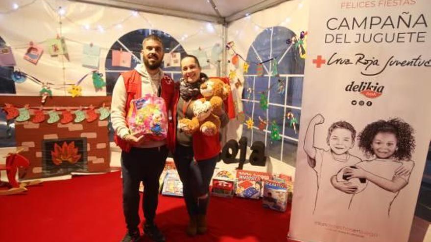 Voluntarios en el centro logístico de recepción de juguetes de Cruz Roja en Alicante, ayer.