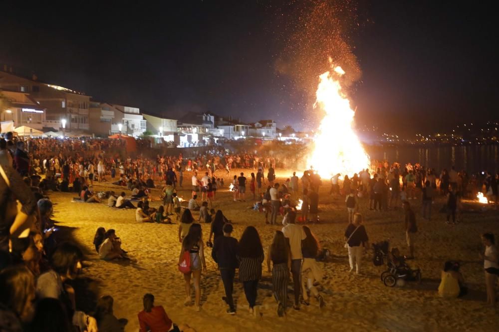 Cientos de personas acuden un año más al arenal de Nigrán para celebrar el inicio del verano entre fuego y diversión.