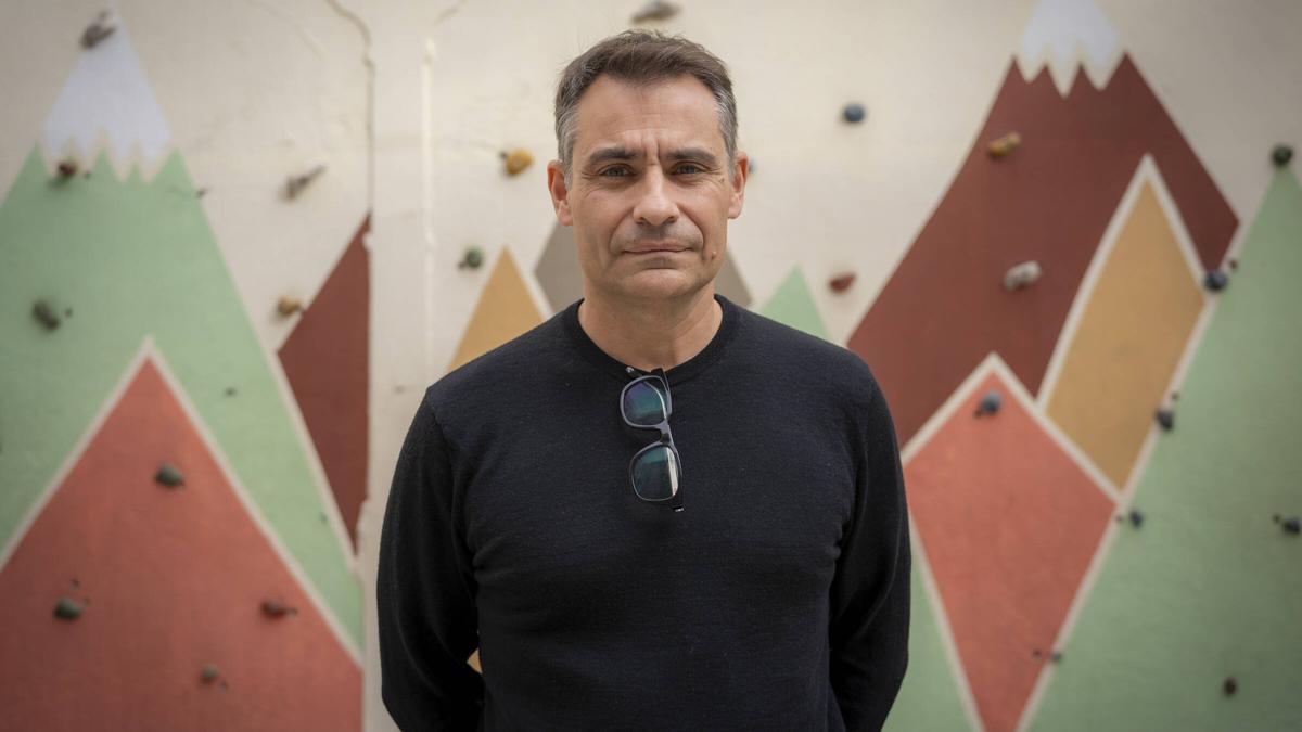 Emili Navarro, esta semana en el patio de la Salle Comtal, escuela en la que da clases.