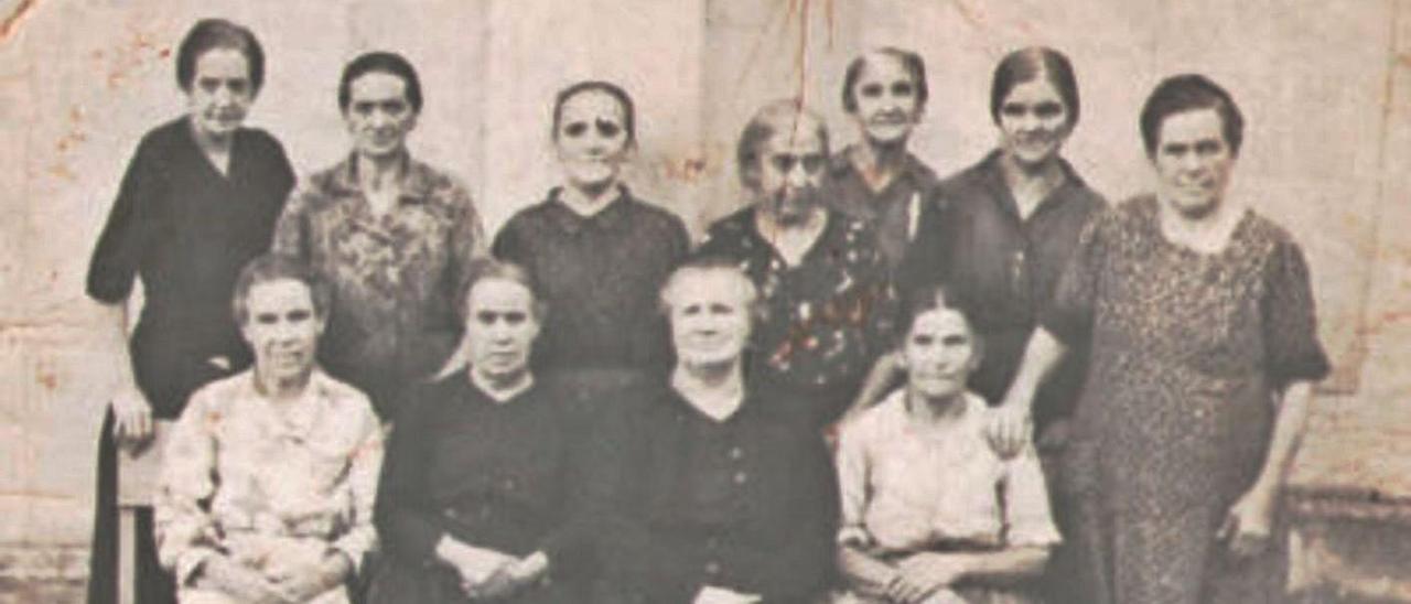 Dolores Valdés, en el centro, con familiares y amigas.