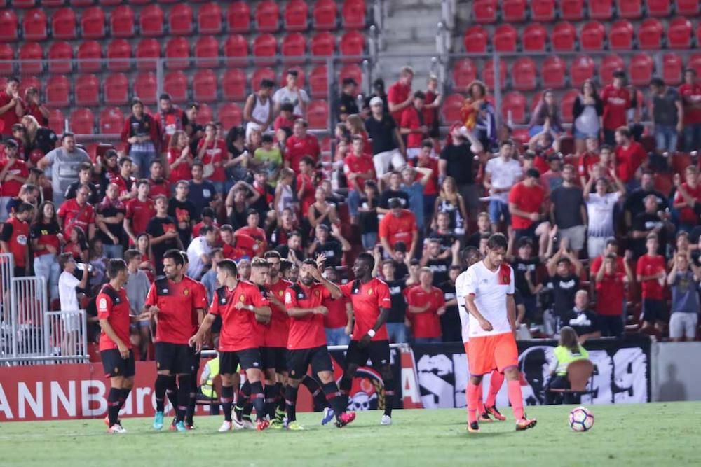 El Mallorca se abre en canal y entrega su trofeo