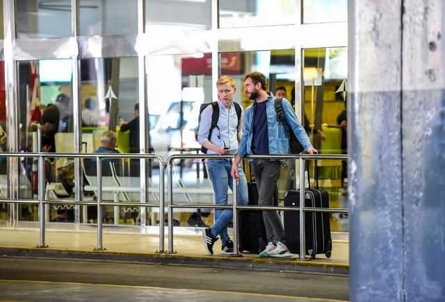 Llegada y salida de turistas en el aeropuerto