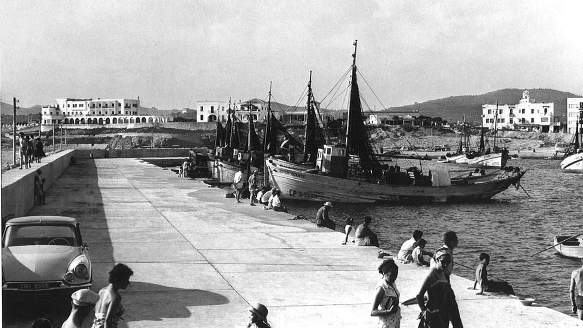 Foto antigua de los pesqueros de Calp amarrados en el puerto