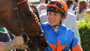 Vicky Alonso, con Dancing Ballerina, feliz tras ganar el 21 de septiembre de 2021 en el Hipódromo de La Zarzuela.