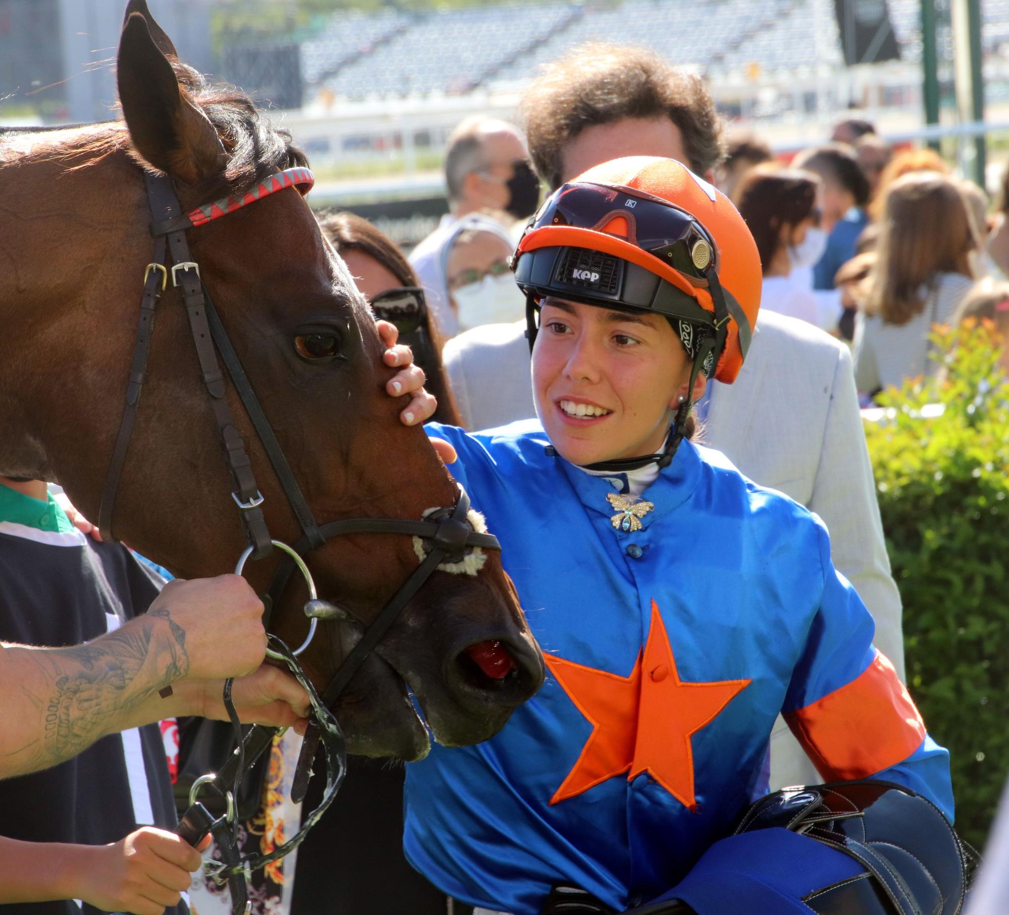 Vicky Alonso, con Dancing Ballerina, feliz tras ganar el 21 de septiembre de 2021 en el Hipódromo de La Zarzuela.