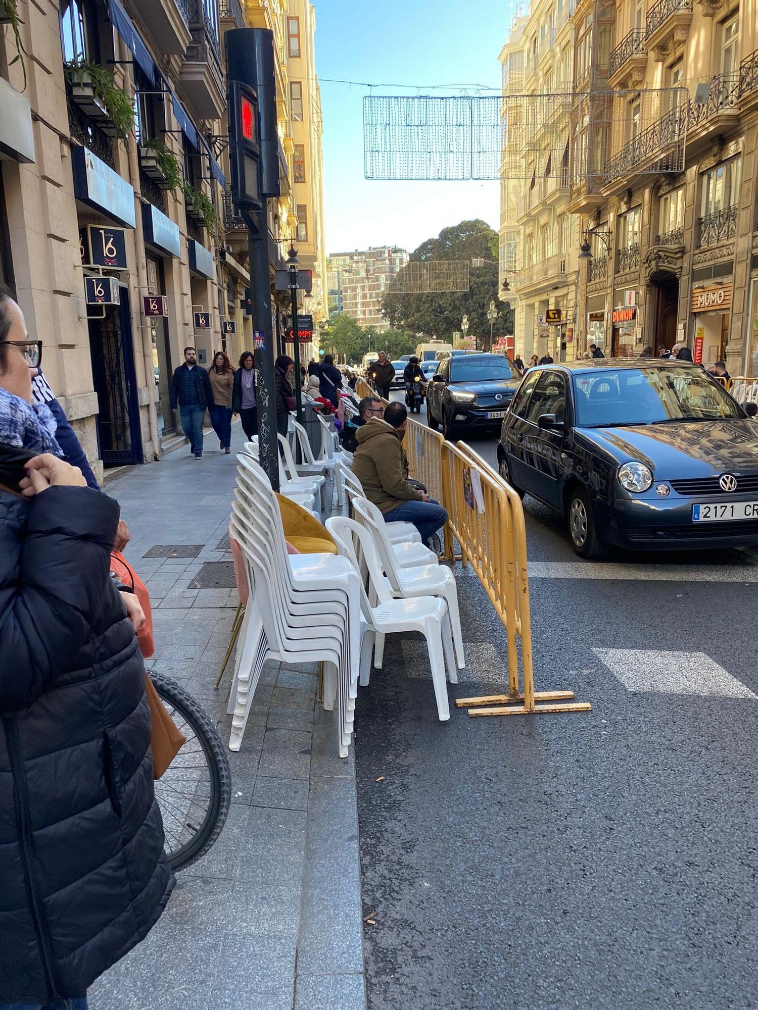 El público ya ocupa las sillas para ver la Cabalgata de Reyes en Valencia