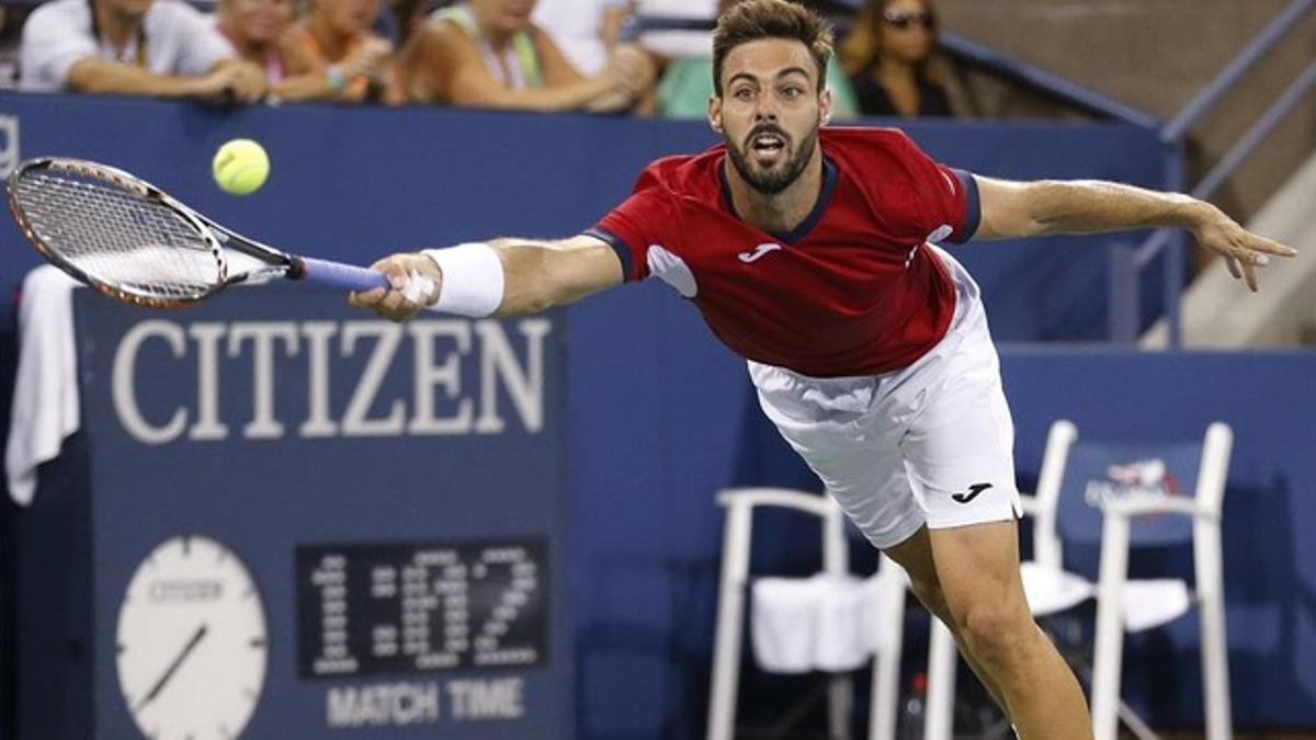 Marcel Granollers intenta recibir un servicio de Jo-Wilfried Tsonga en el Abierto de Estados Unidos en Nueva York