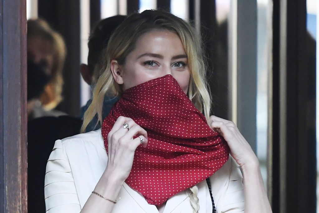 El look de Amber Heard para ir a juicio