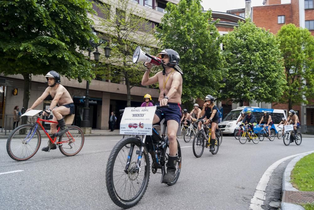 Los bomberos protestan en bicicleta y ropa interior por las calles de Oviedo