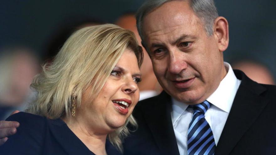 Benjamin Netanyahu junto a su mujer.