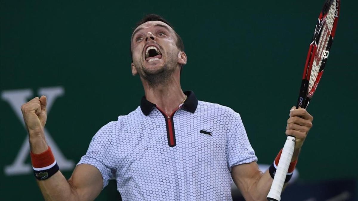 Bautista celebra uno de los puntos ganados ante Djokovic.