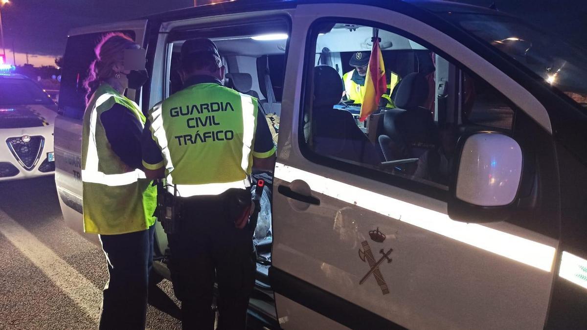 Agentes de la Guardia Civil de Tráfico realizan un control de alcoholemia.