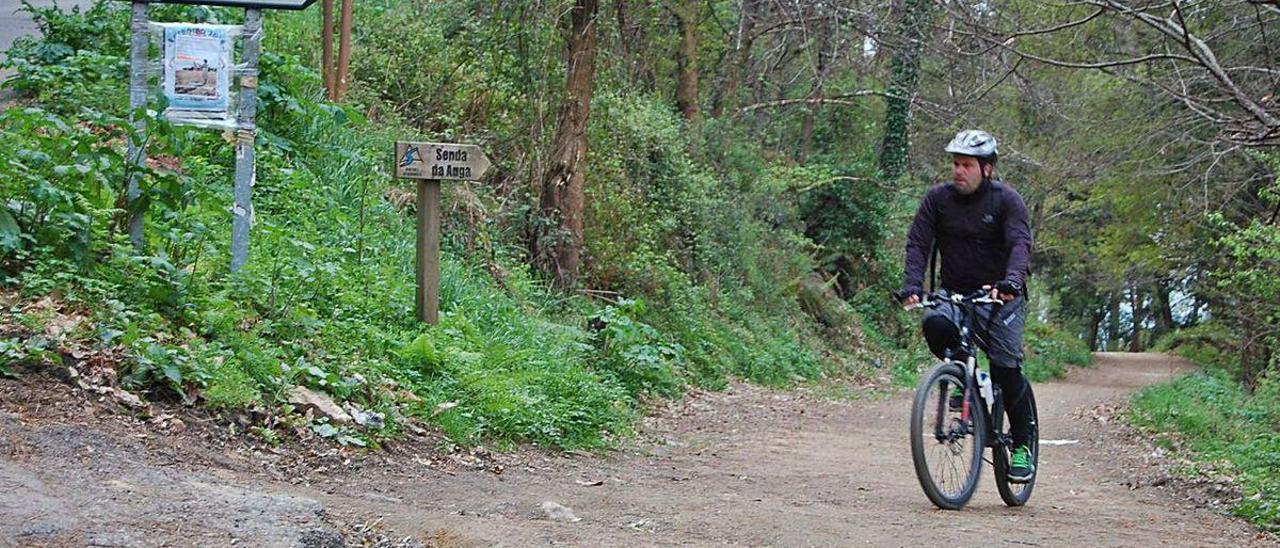 Uno de los accesos a la Senda da Auga a su paso por la parroquia de San Vicente de Trasmañó.