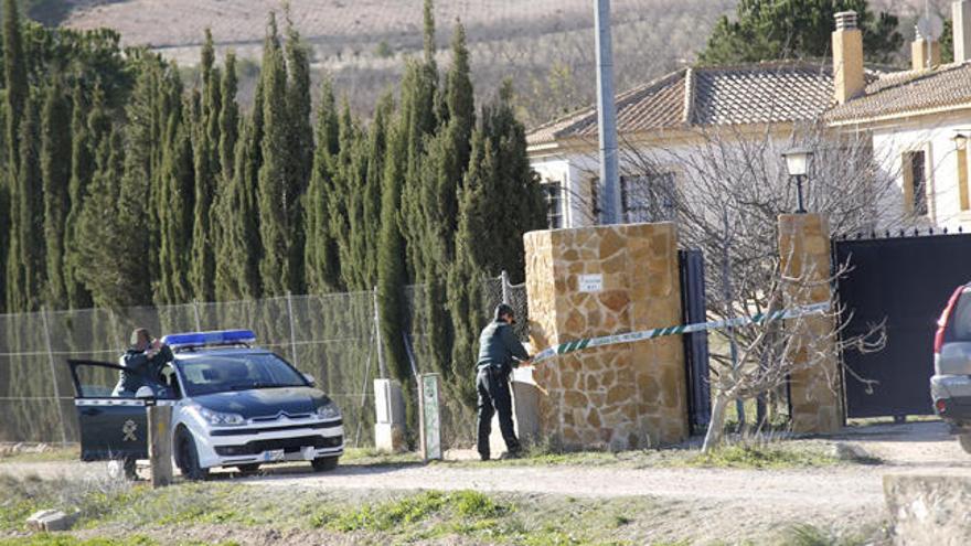 Los agentes precintan el chalé donde fue hallado el cadáver del joven