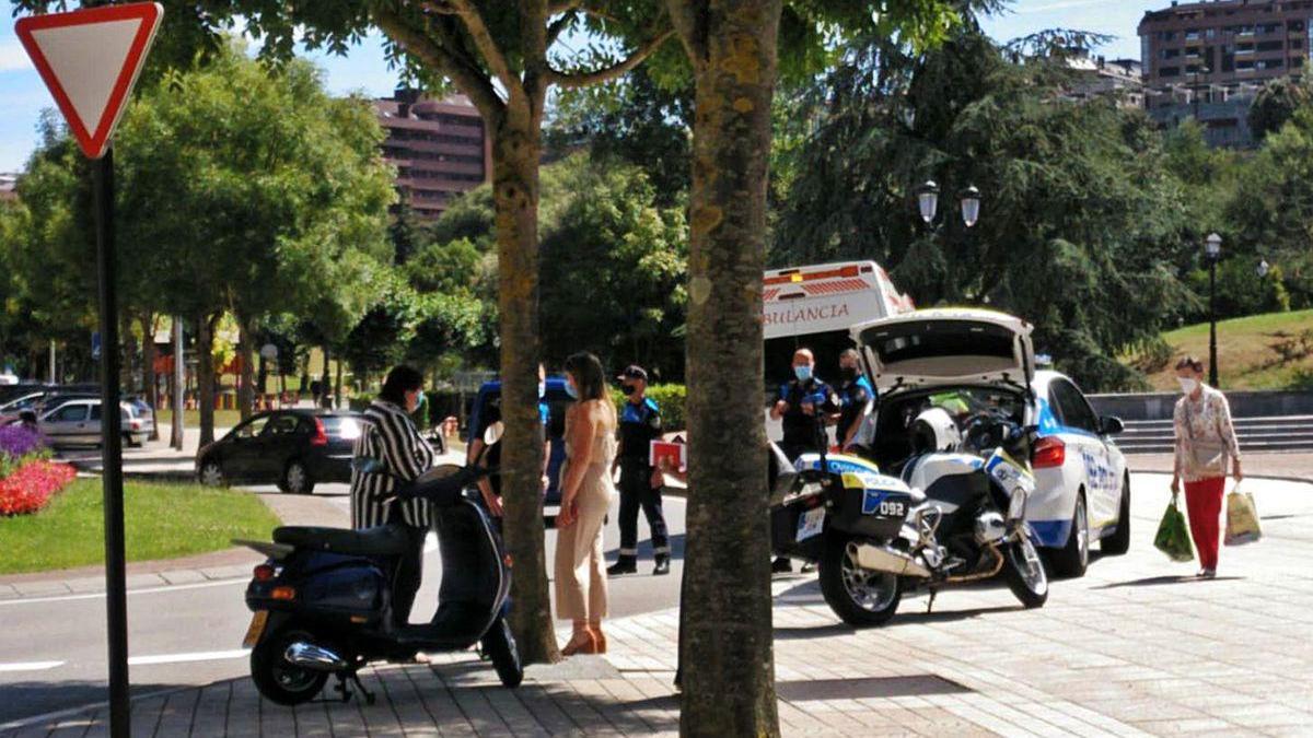 Accidente al chocar un coche y un ciclomotor en Periodistas Cepeda