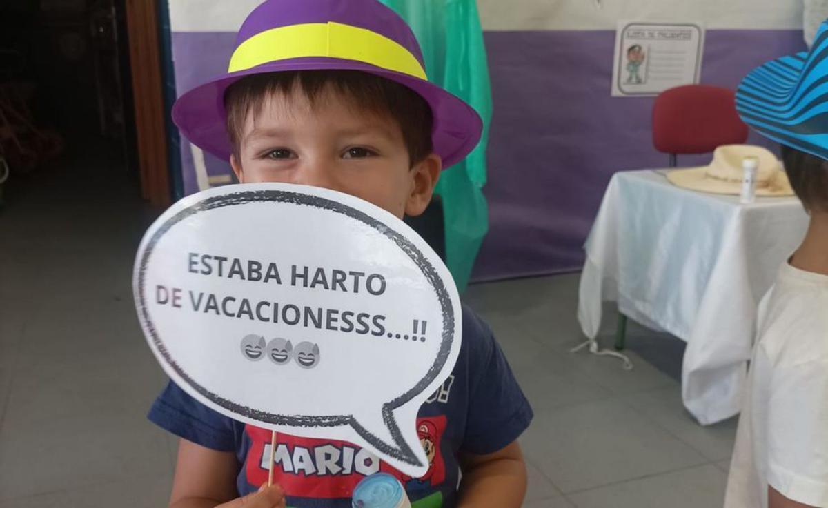 Un pequeño estudiante de Villaralbo disfruta de la bienvenida. | Cedida