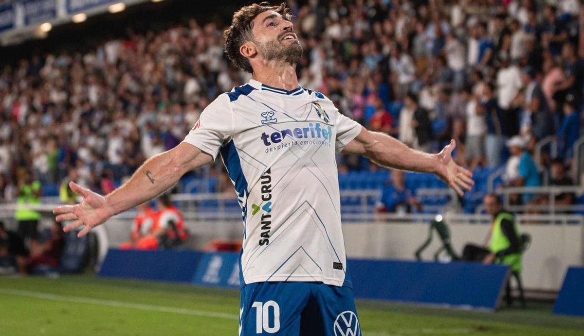 Nacho Gil celebra un gol en el Heliodoro. | ARTURO JIMÉNEZ