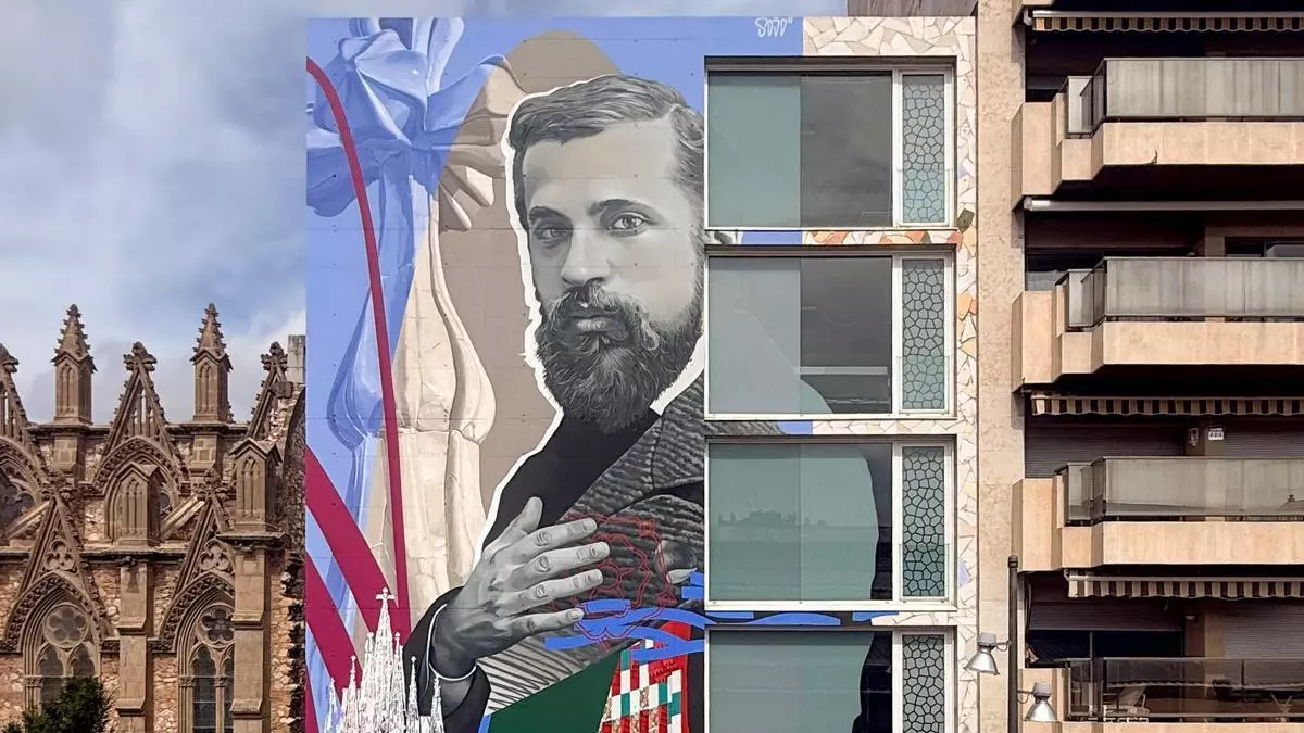 Sojo, artista de Cáceres, pinta en Reus un mural de 21 metros dedicado a Gaudí: "He querido establecer un diálogo entre sus fuentes de inspiración"