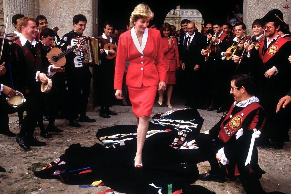 Diana de Gales con conjunto rojo y blanco de Bruce Oldfield