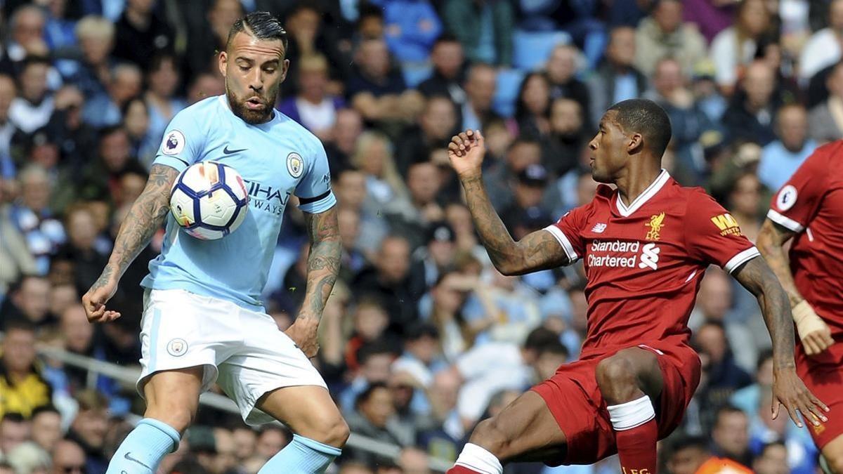 Otamendi, durante un partido contra el Liverpool.