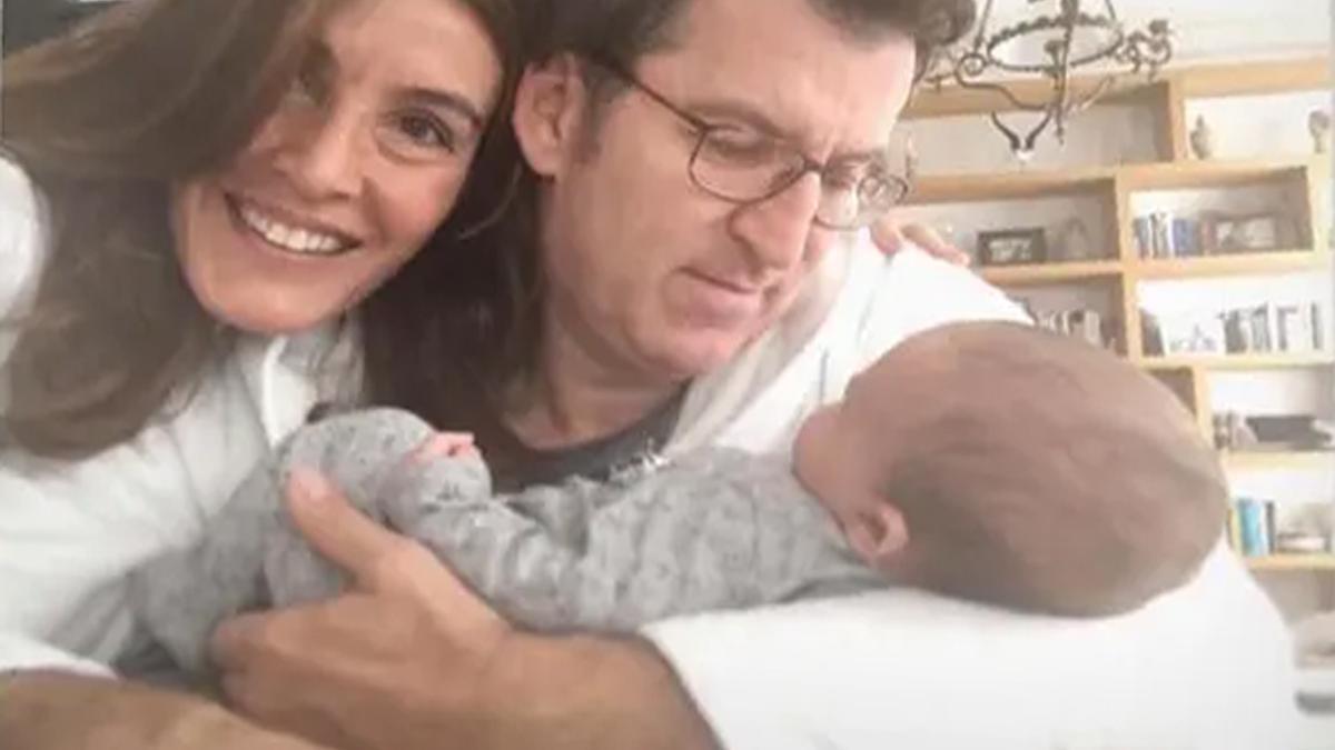 Feijóo, en una foto familiar con su mujer, Eva Cárdenas, y su hijo.