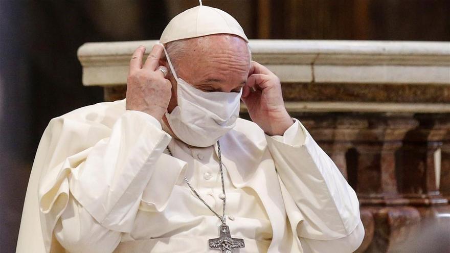 El Papa rectifica y aparece con mascarilla