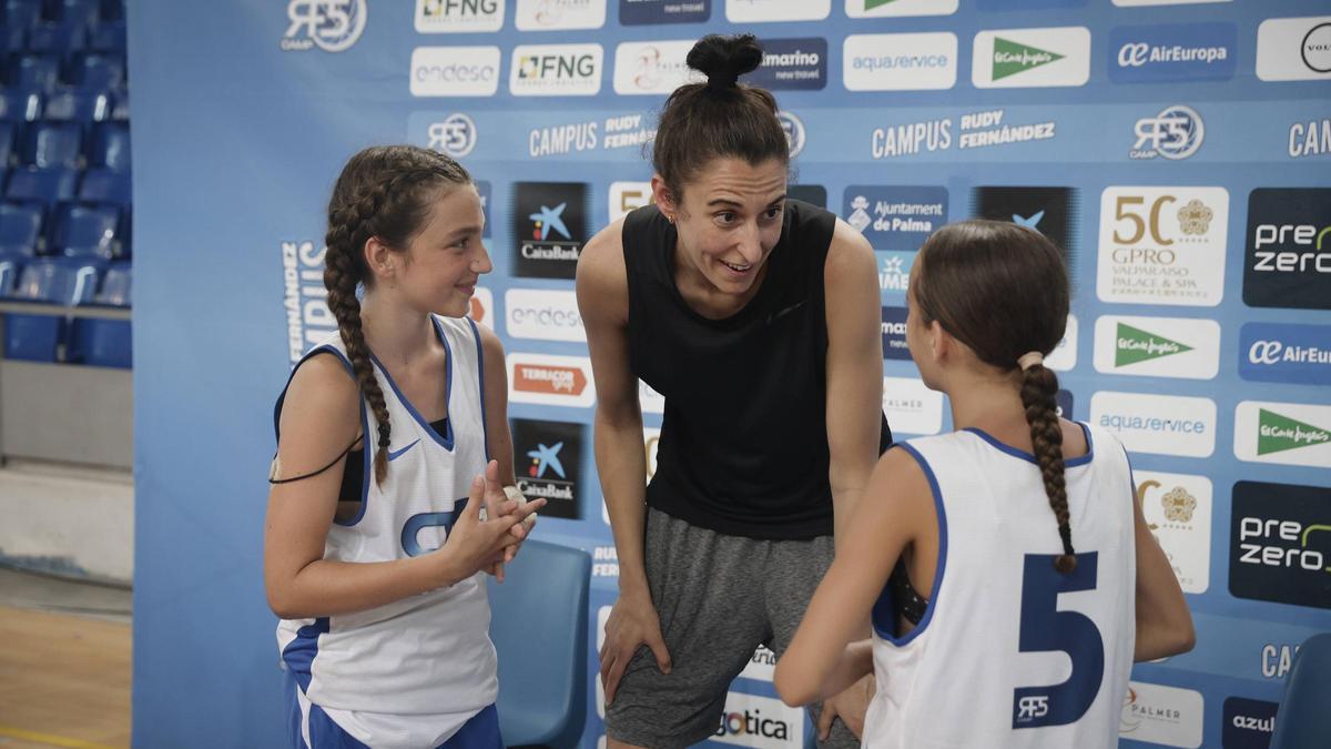 Alba Torrens visita el campus de Rudy Fernández en Son Moix