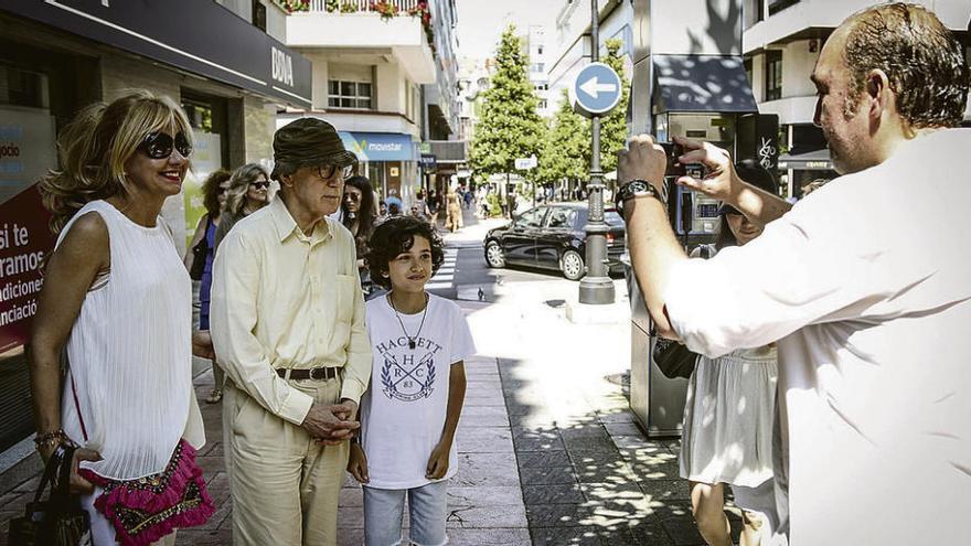 Woody Allen y su mujer, Soon-Yi, por las calles de Oviedo.