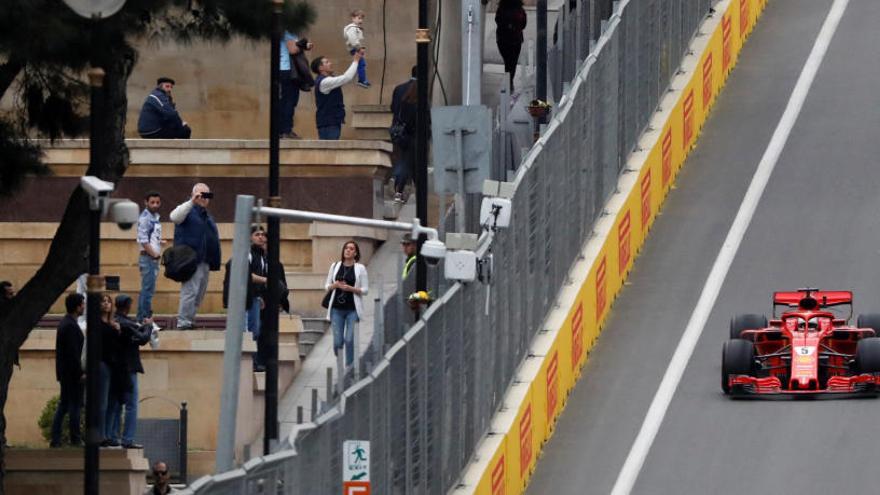 Vettel en el circuito urbano de Bakú.