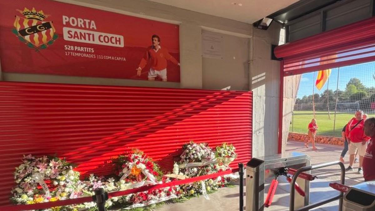 Flores en memoria de Santi Coch
