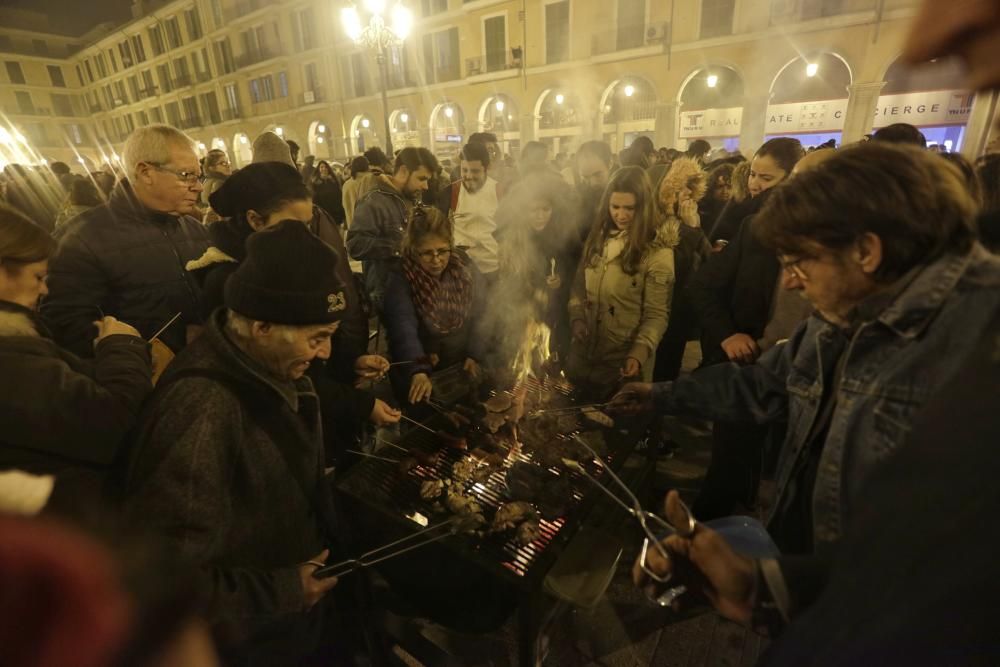 La Revetla con el encendido de los 'foguerons'