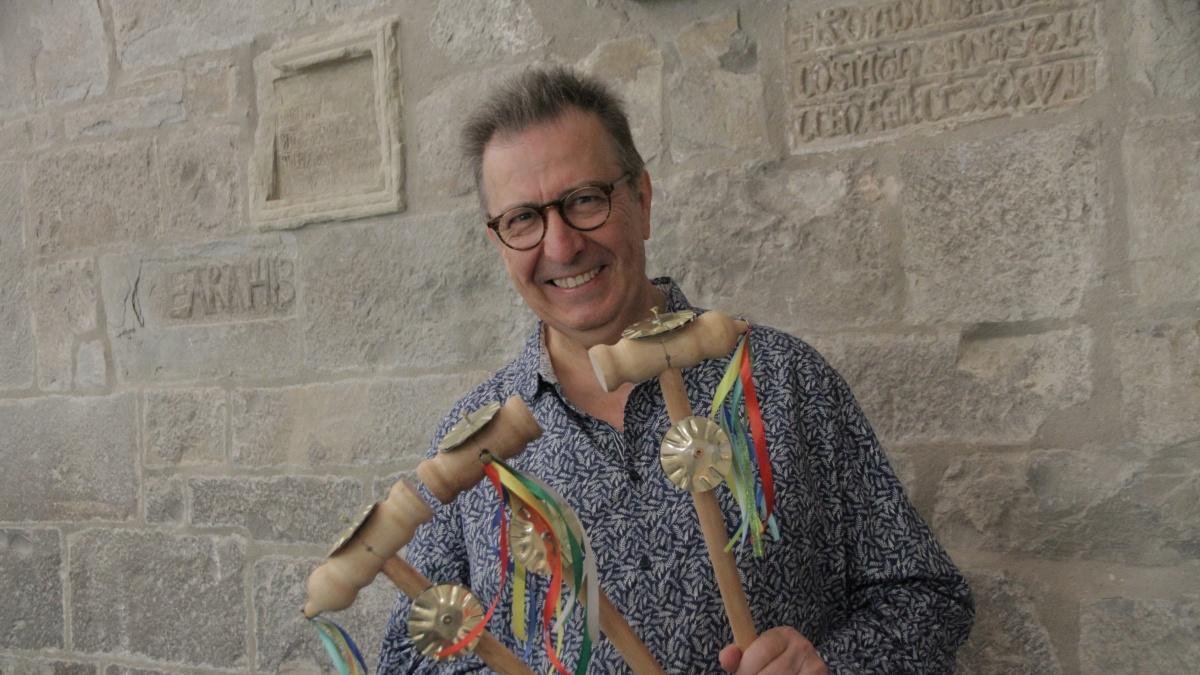 Luis Delgado con el triccheballacche napolitano de la muestra.