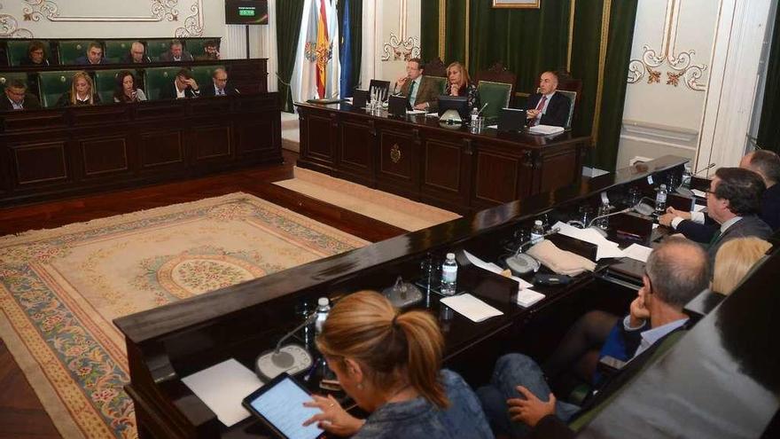 Imagen del pleno de ayer en el que se debatieron y aprobaron los presupuestos de la Diputación. // Rafa Vázquez