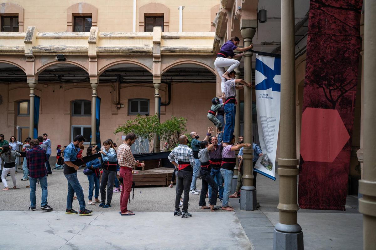 Esquerdats, la colla castellera que ensaya en la Modelo