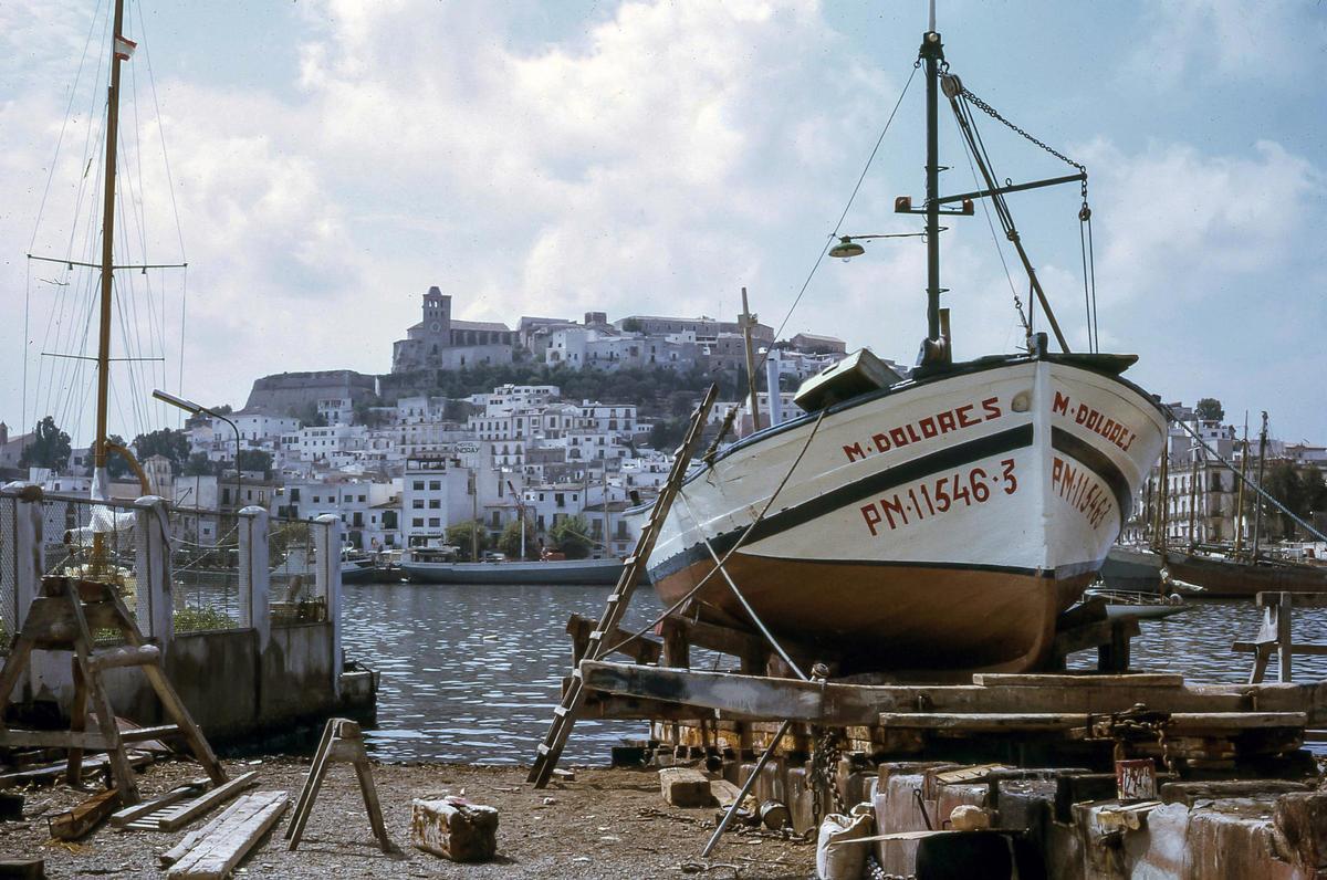 Imagen del puerto de Ibiza tomada por Emeterio Mulero Mora en 1970 que forma parte de la exposición '13 instantes' de Marta Frutos