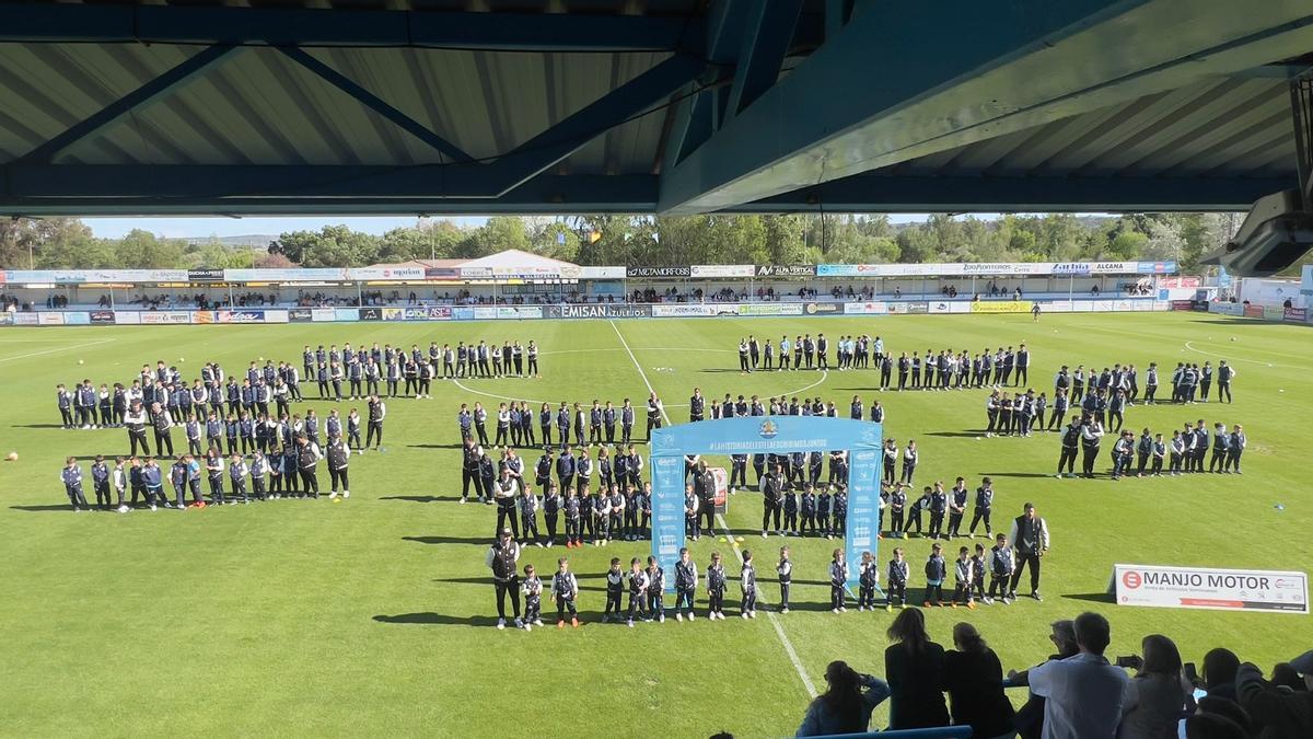 En el descanso del partido se presentó la cantera del Coria.