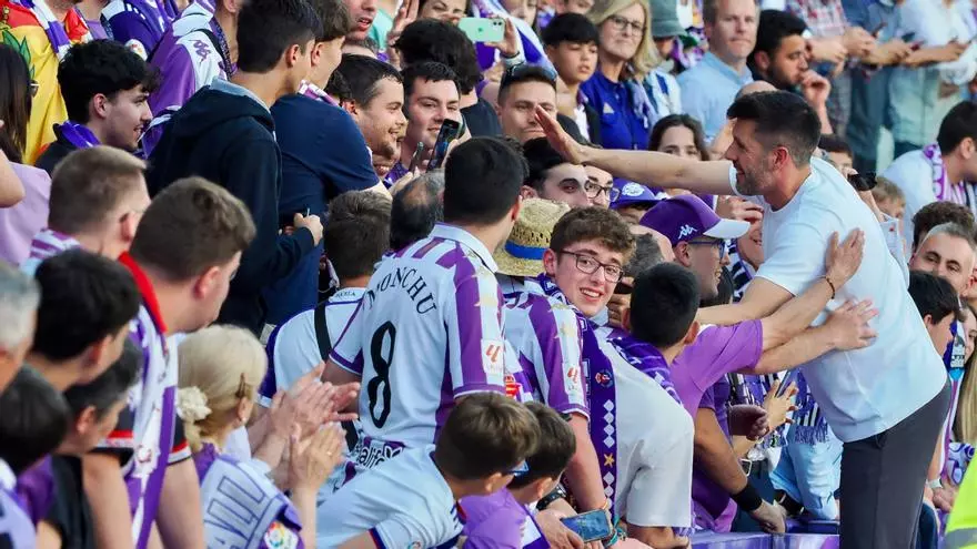 ¡Surrealista! Pezzolano pide su propia dimisión en la fiesta del ascenso del Valladolid