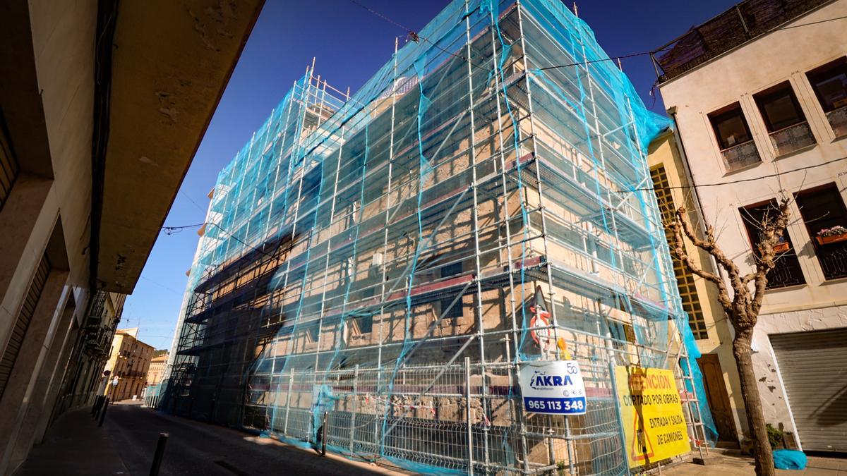 La plaza de la Iglesia de Ibi muestra sus entrañas en sus obras de reforma