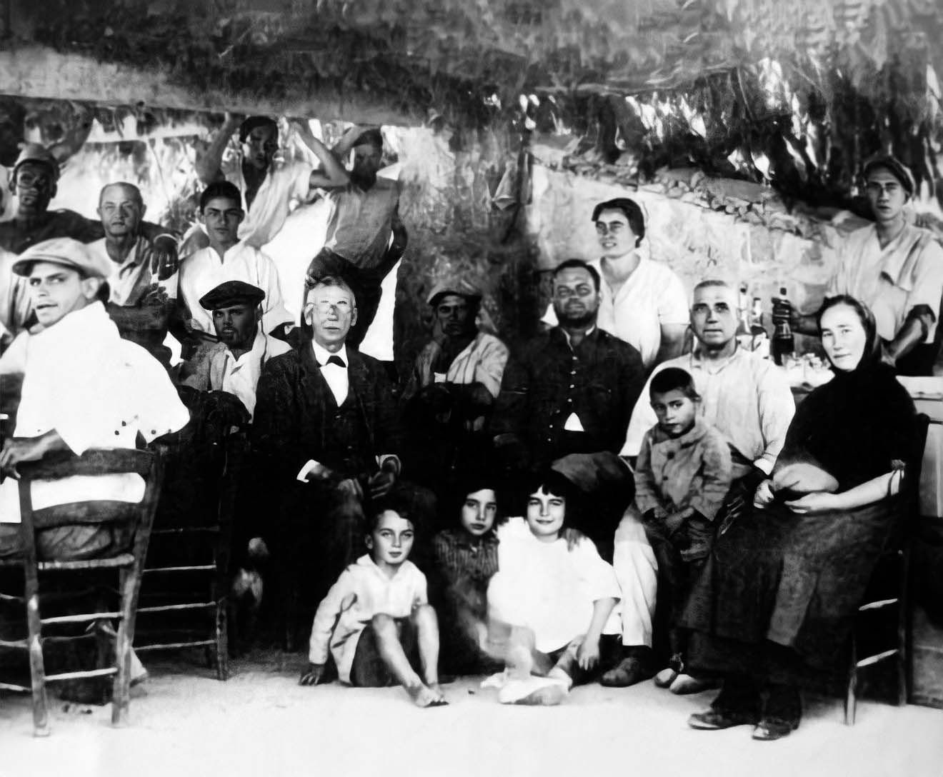 Bartomeu Vich, en el centro, en Portocolom en 1926.